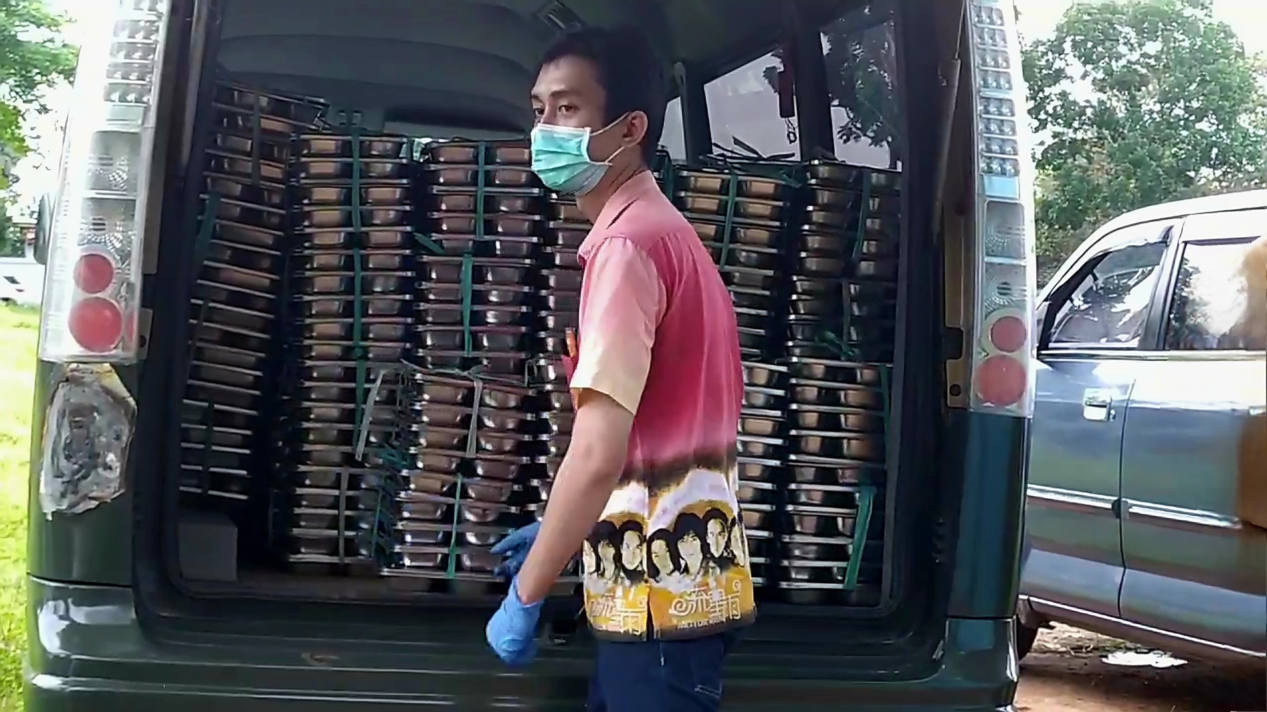 BEKERJA: Para pekerja memasukkan nasi kotak program MBG ke mobil untuk didistribusikan ke sekolah-sekolah di Desa Kebonagung, Kecamatan Kota Sumenep, Kamis (16/1). (MOH. LATIF/JPRM)