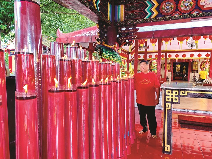 PERIBADATAN: Kosala Mahinda menyalakan lilin di Vihara Avalokitesvara, Desa Polagan, Kecamatan Galis, Pamekasan, Rabu (29/1). (AYU LATIFAH/JPRM)
