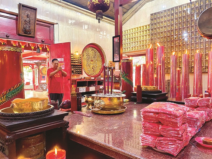 KHUSYUK: Kosala Mahinda saat sembahyang di Vihara Avalokitesvara, Desa Polagan, Kecamatan Galis, Pamekasan, Rabu (29/1). (AYU LATIFAH/JPRM)