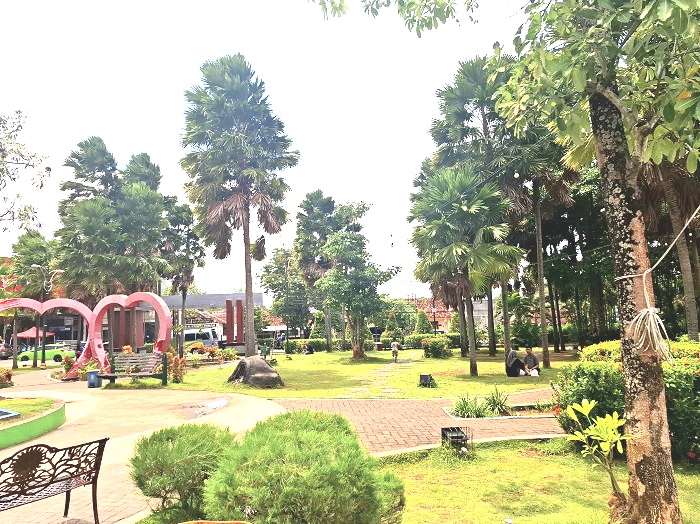 RIMBUN: Sejumlah warga sedang bersantai di area Taman Tajamara, Desa Kolor, Kecamatan Kota Sumenep, Sabtu (25/1). (MOH. LATIF/JPRM)