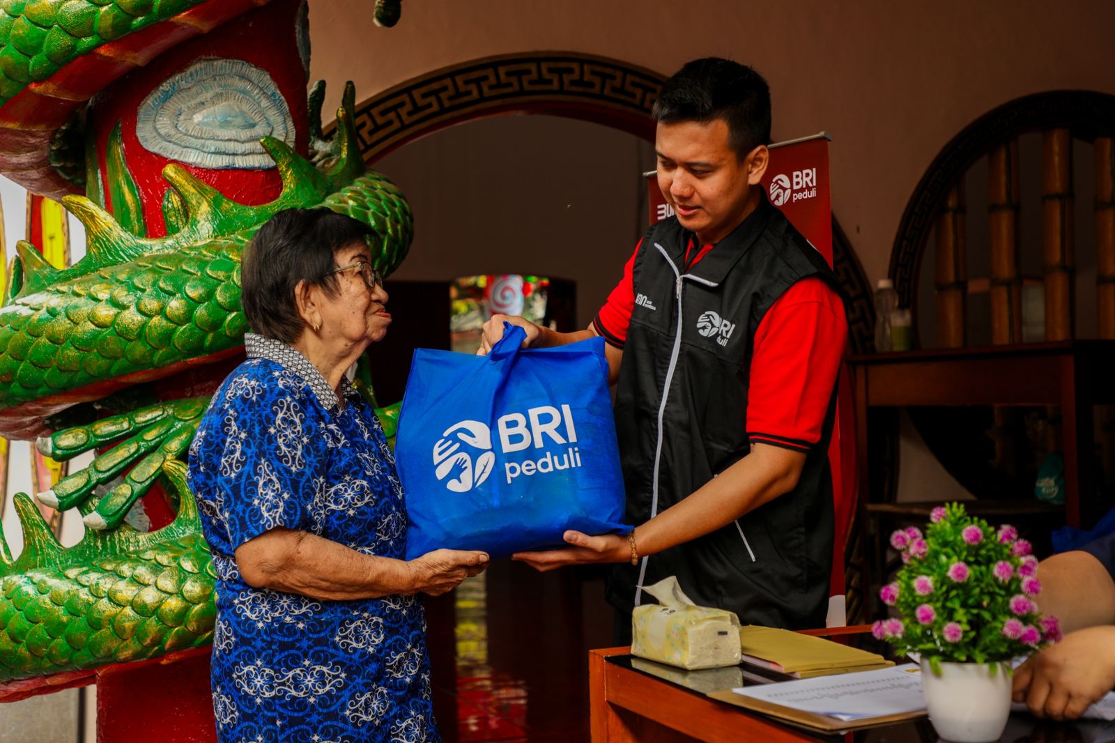 Berbagi sembako BRI Peduli di Tahun Baru Imlek 2025