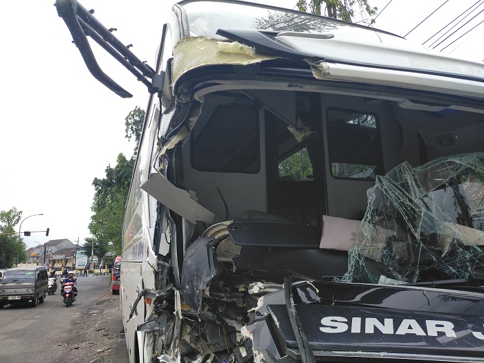 RUSAK PARAH: Bus Sinar Jaya diparkir di samping Mapolres Bangkalan setelah terlibat laka lantas, Kamis (30/1). (VIVIN AGUSTIN HARTONO/JPRM)