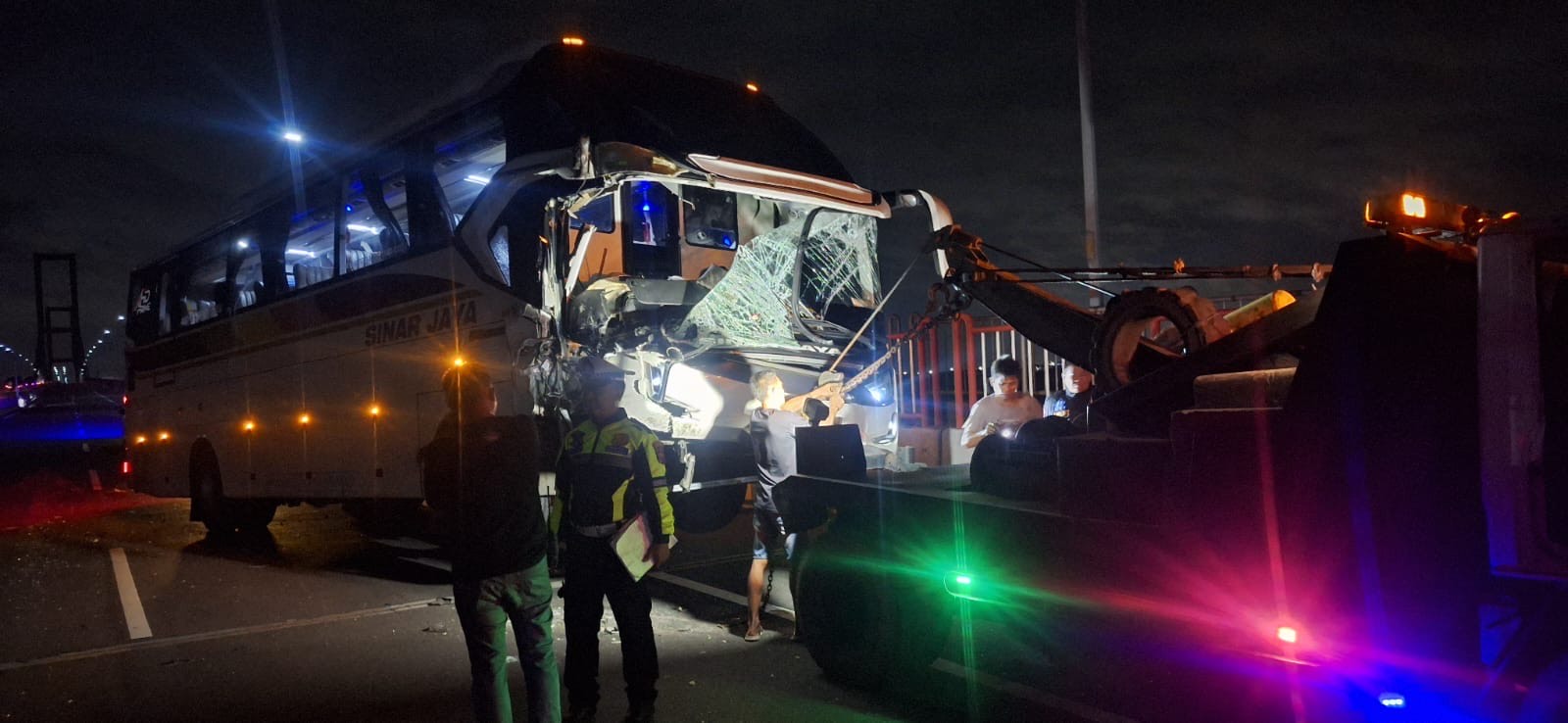 TERLIBAT LAKA: Petugas mengevakuasi bus Sinar Jaya yang terlibat kecelakaan di Jembatan Suramadu, kemarin pukul 01.00. (POLRES BANGKALAN UNTUK JPRM)