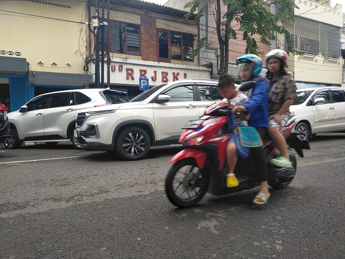 TAK TERTIB: Kendaraan&nbsp; diparkir melebihi garis markah di Jalan Jenderal Sudirman, Bangkalan, Kamis (30/1). (VIVIN AGUSTIN HARTONO/JPRM)