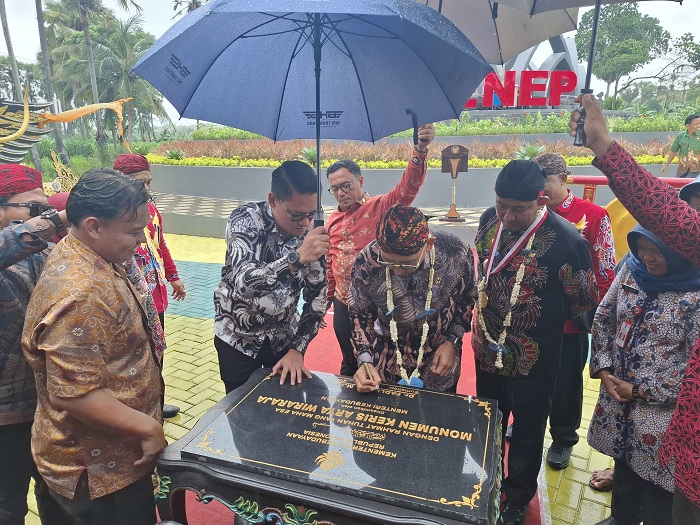SUKSES: Menteri Kebudayaan Fadli Zon didampingi Bupati Sumenep Achmad Fauzi Wongsojudo meresmikan Monumen Keris Arya Wiraraja di Desa Sendang, Pragaan, Kamis (30/1). (MOH. IQBAL/JPRM)  &nbsp;