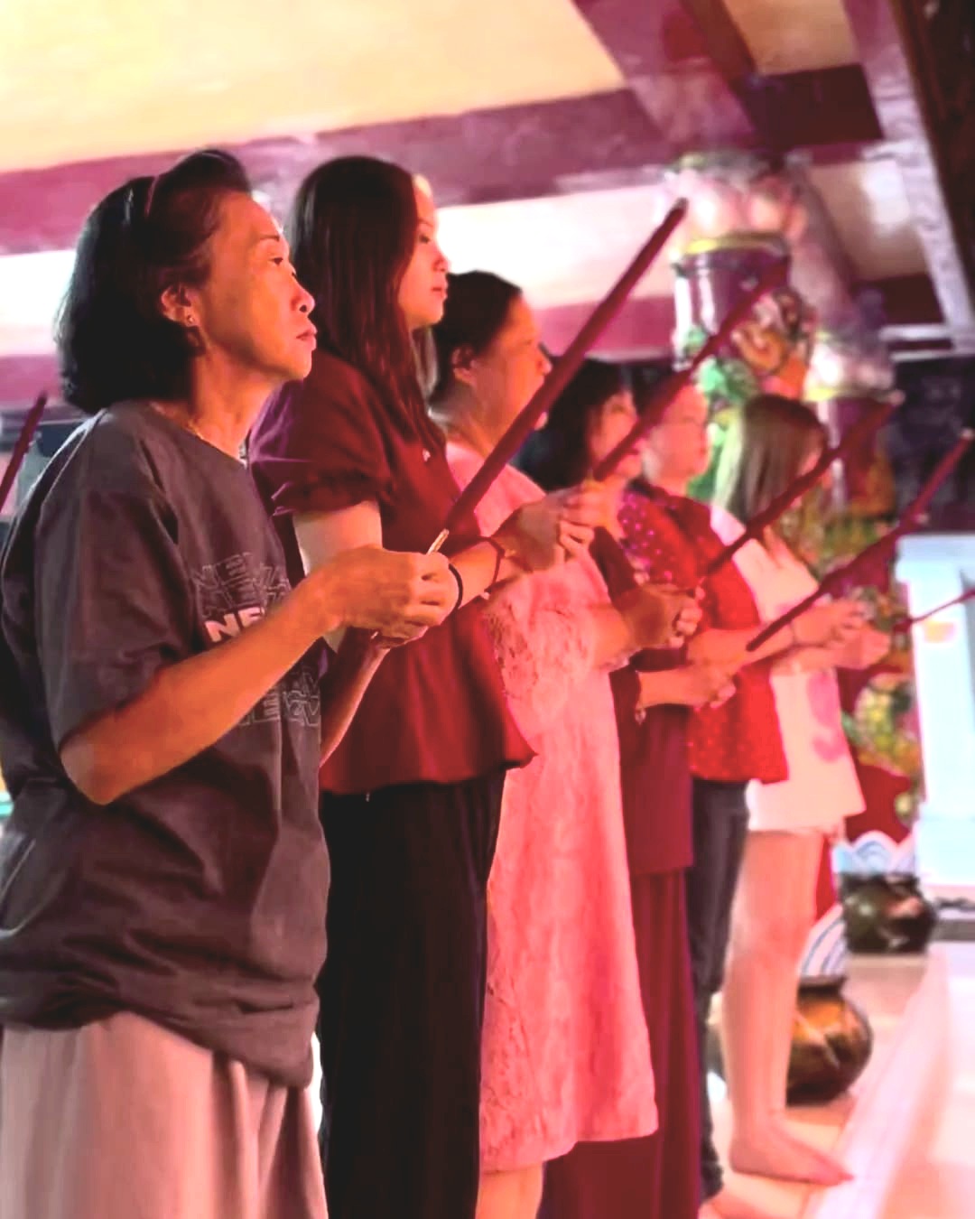 SEMBAHYANG: Etnis Tionghoa melakukan ibadah di malam Imlek di Vihara Avalokitesvara, Desa Polagan, Kecamatan Galis, Pamekasan, Selasa (28/1). (AYYUB UNTUK JPRM)