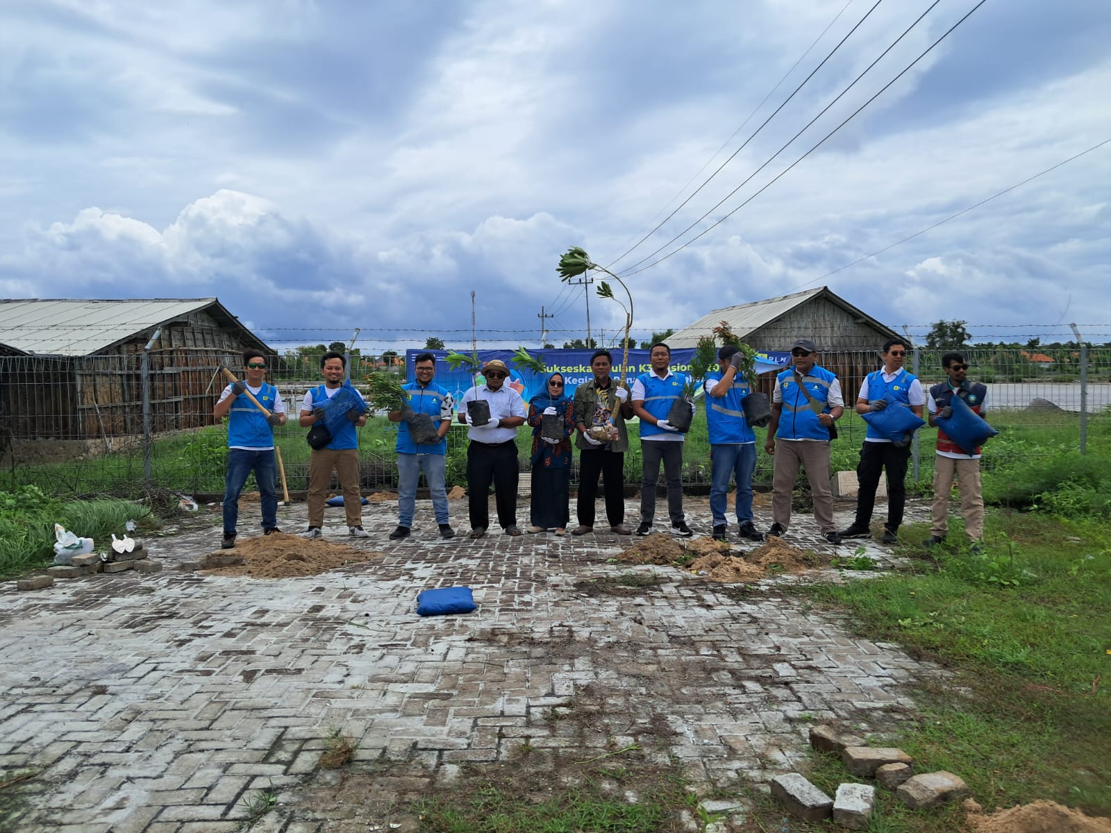 SIMBOLIS: Proses penanaman 100 pohon dimulai dari Pulau Gili Raja oleh PLN UP3 Madura.