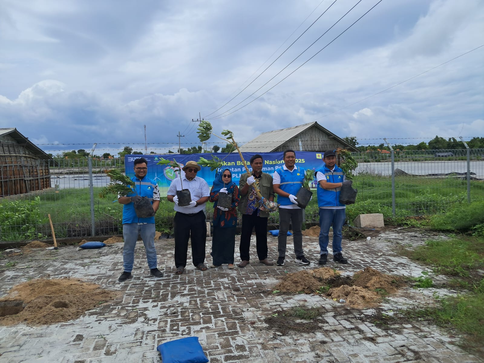 TANAM POHON : Kharisma Nur Khakim, Assistant Manager Keuangan dan Umum PLN UP3 Madura beserta manager PLN ULP Sumenep, TL K3L UP3 Madura dan 3 kepala desa di Pulau Gili Raja, Sumenep, Kamis (30/1)