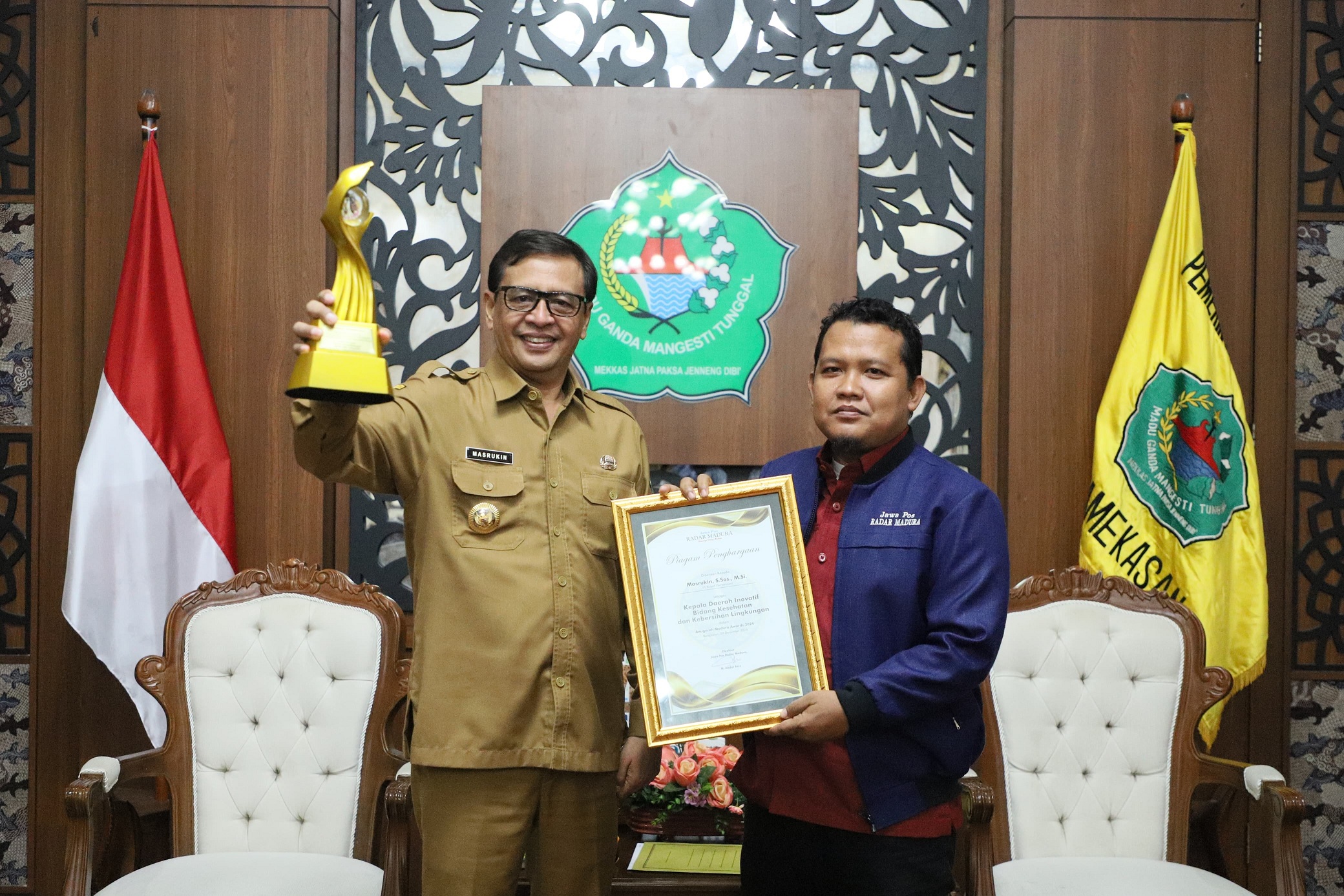 DEKAT: Kepala JPRM Biro Pamekasan Moh. Subhan berfoto dengan Pj Bupati Masrukin seusai memberikan penghargaan MA 2024 di Peringgitan Dalam Mandhapa Agung Ronggosukowati, Selasa, 31 Desember 2024.