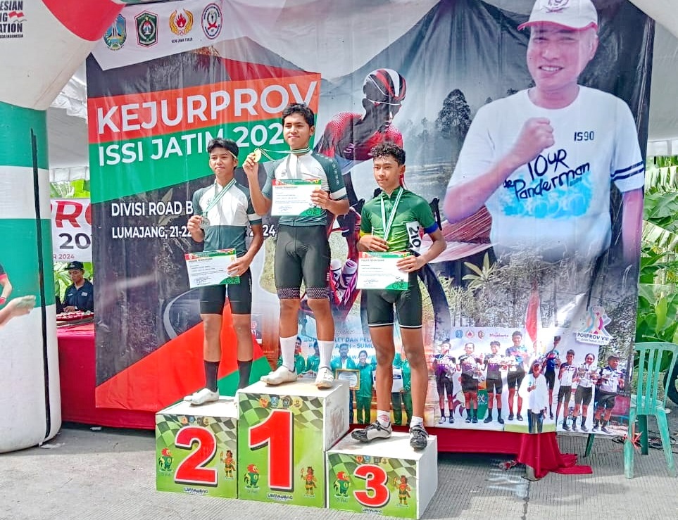 TARGET KONI: Atlet sepeda Bangkalan naik podium Kejurprov 2024 di Lumajang. (ISSI BANGKALAN UNTUK JPRM)