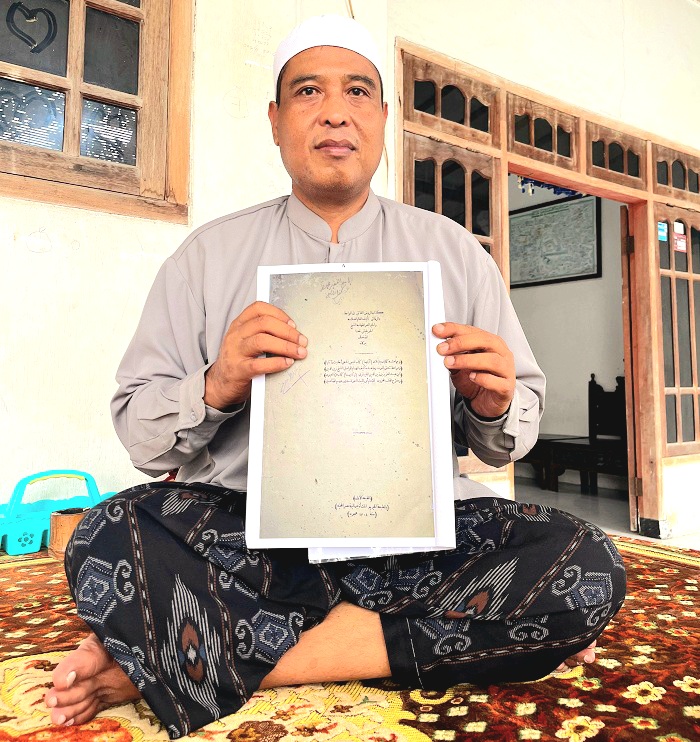 PENINGGALAN: KH Syamsudin Kholili memperlihatkan foto salah satu kitab milik KH Muhammad Toha. (ZEINAL ABIDIN/JPRM)