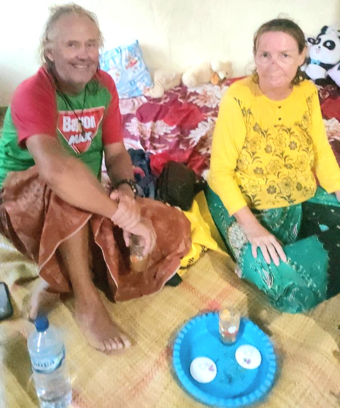 TERDAMPAR: Delves Catherine Winifred dan Watt Peter John dievakuasi ke rumah kepala Desa Banraas, Pulau Gili Iyang, Kecamatan Dungkek, Sumenep, Kamis (30/1). (EDI UNTUK JPRM)