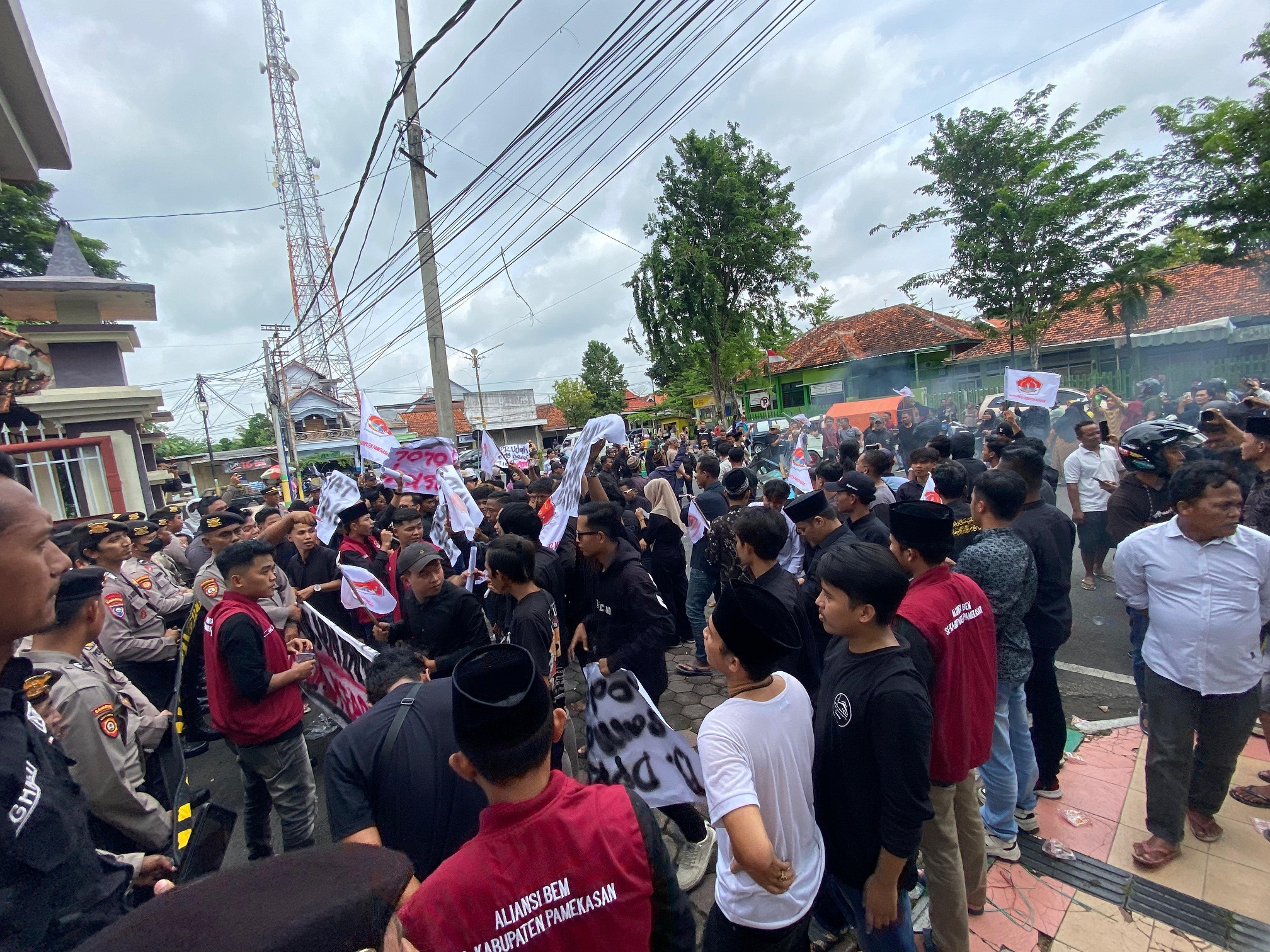PERGERAKAN: Aliansi BEM Pamekasaan saat demonstrasi di depan gedung DPRD kemarin. (AYU LATIFAH/JPRM)
