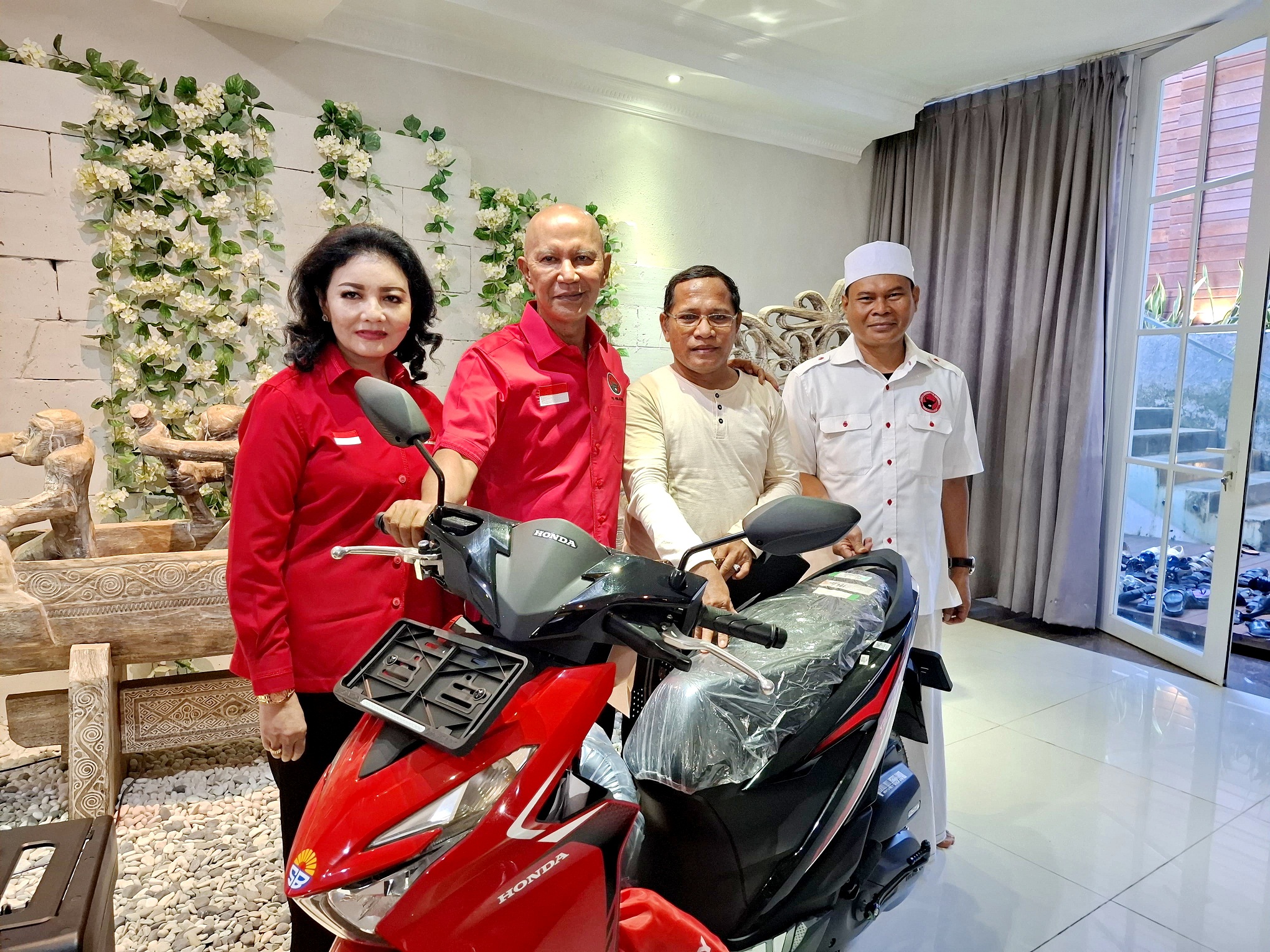 SENYUM BAHAGIA: Ketua Banggar DPR RI MH Said Abdullah bersama istrinya, Khalida Ayu Winarti, dan anggota DPRD Jawa Timur Abrari berfoto di sepeda motor yang diberikan kepada Muhamad Noeruddin.