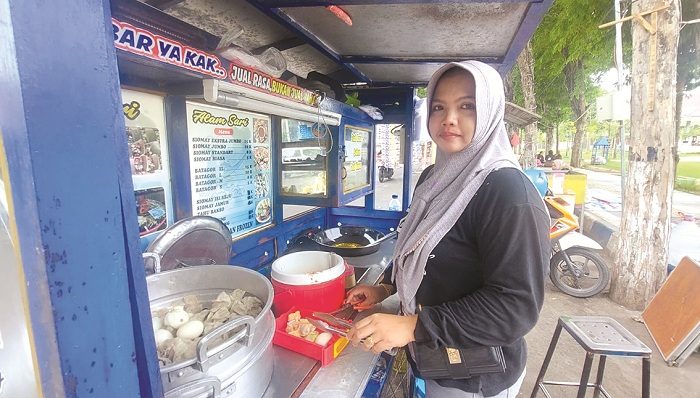 PRODUKTIF: Pemilik Maksoba Alam Sari Rika Puspita Dewi mempersiapkan dagangan di Jalan Wijaya Kusuma, Kota Sampang, Kamis (23/1). (JUNAIDI PONDIYANTO/JPRM)