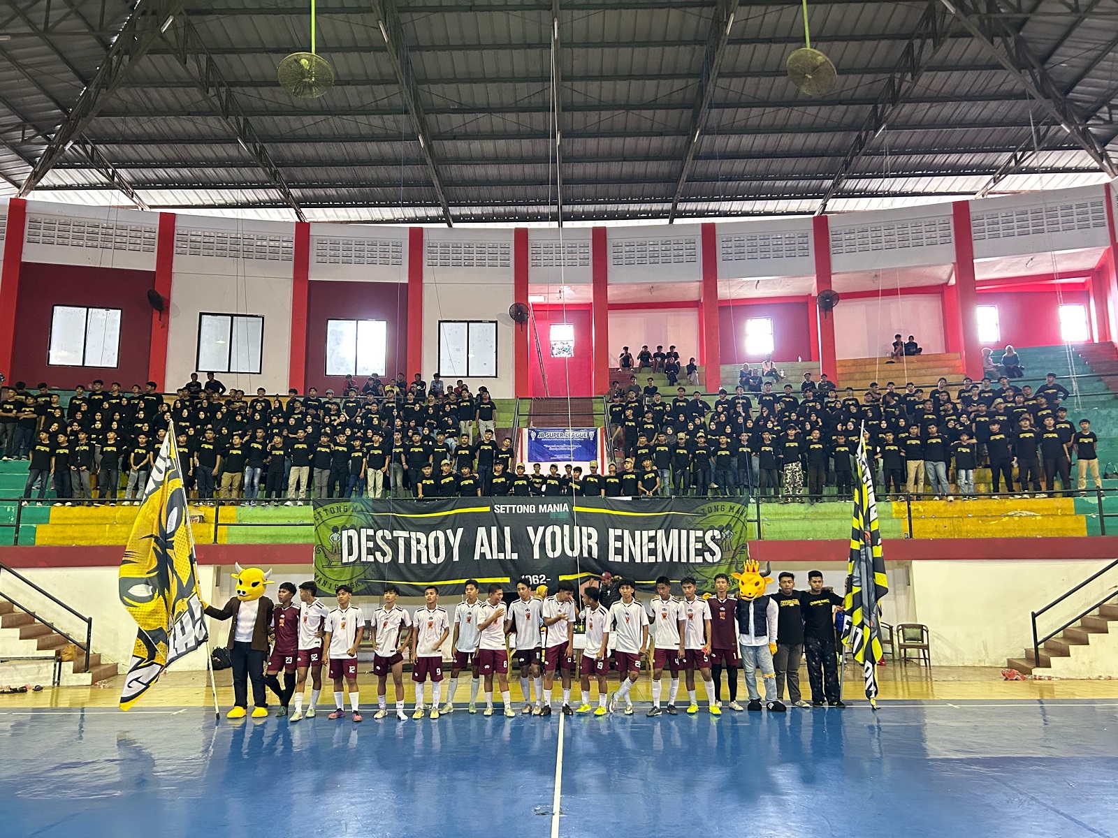 POTENSIAL: Pemain futsal antarsekolah mengikuti JB super league di GOR Sultan Abdul Kadirun Bangkalan Minggu (2/2). (RAFLY ZAKAROLLOH UNTUK JPRM)