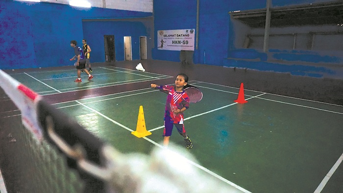 POTENSIAL: Atlet bulu tangkis Bangkalan latihan di GOR Kelurahan Kemayoran, Bangkalan, Selasa (20/2/24). (VIVIN AGUSTIN HARTONO/JPRM)