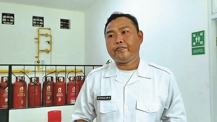 MENYAMPAIKAN: Kepala SPPG Sumenep Mohammad Kholilurrahman ketika diwawancara&nbsp; awak media di dapur umum MBG di Desa Pamolokan, Kecamatan Kota Sumenep, Senin (13/1). (MOH. LATIF/JPRM)