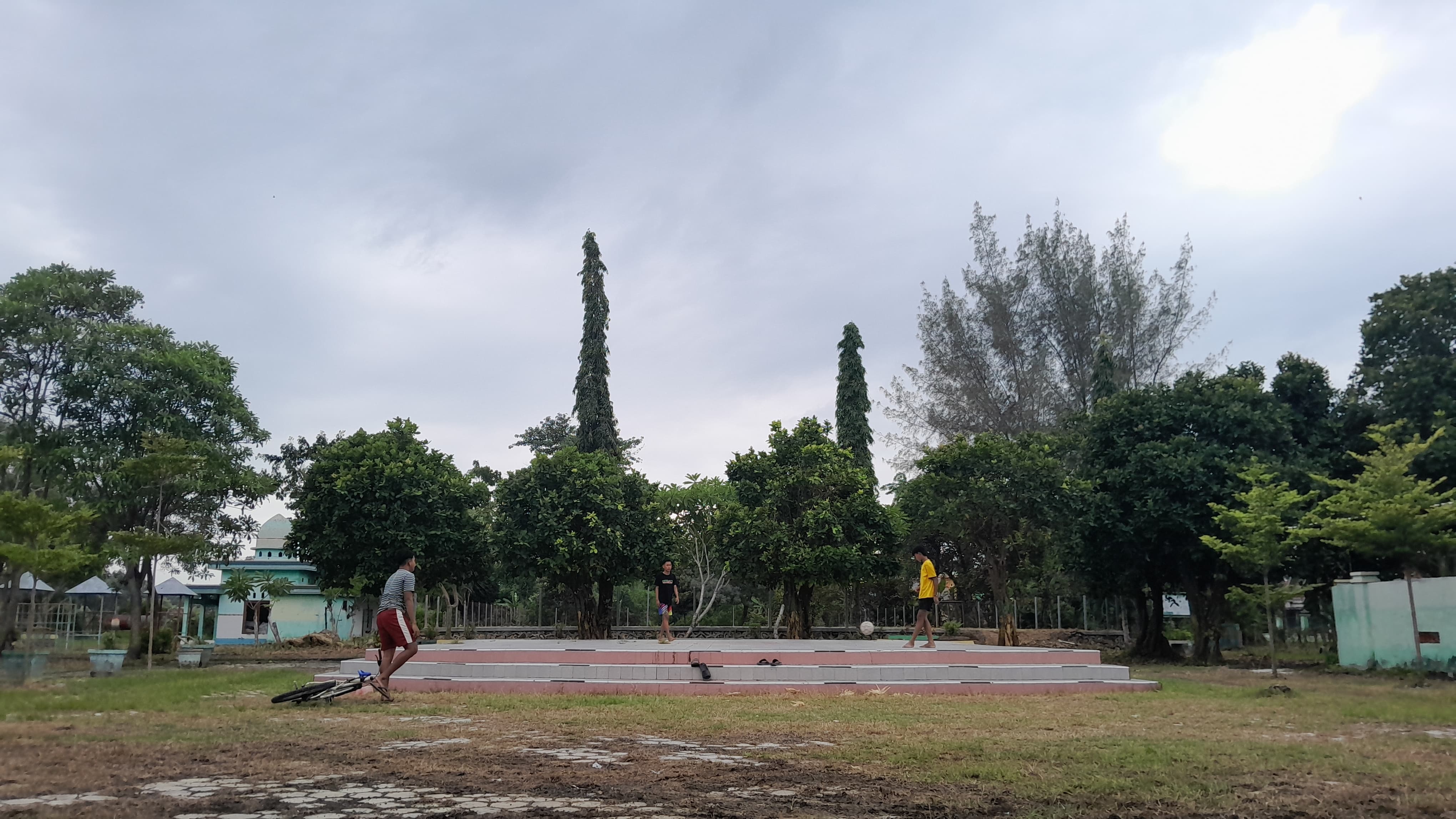 TIDAK DIRAWAT: Anak-anak sedang memanfaatkan sarana panggung di area Taman Asri Kowel untuk berolahraga kemarin. (M. KHOLIL RAMLI/JPRM)