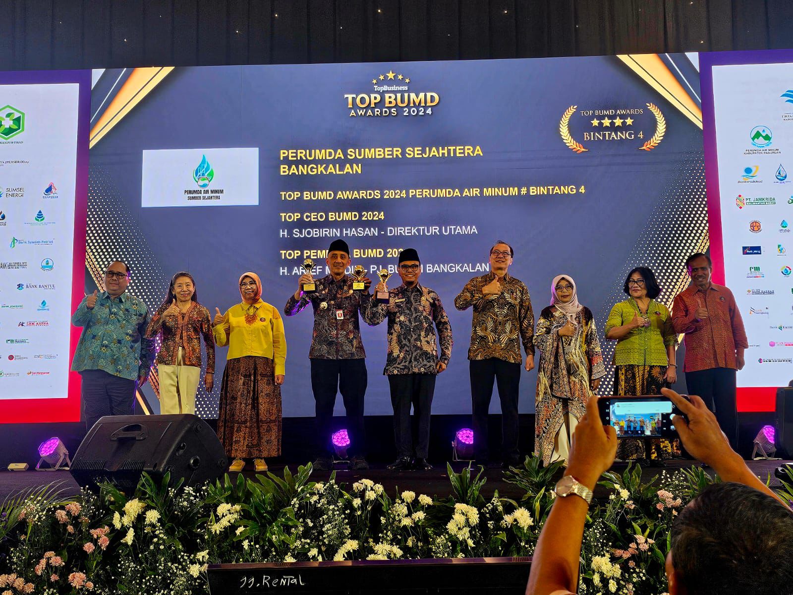 BERPRESTASI: Direktur PUDAM Sumber Sejahtera Sjobirin Hasan (lima dari kanan) dan Pj Bupati Bangkalan Arief M. Edie berfoto bersama saat menerima penghargaan dari Top Business 2024.