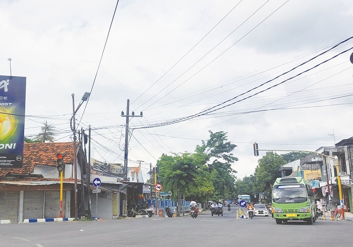 LENGANG: Pengendara melintas di sekitar lampu PJU Jalan Rajawali, Sampang, Selasa (28/1). (JUNAIDI PONDIYANTO/JPRM)