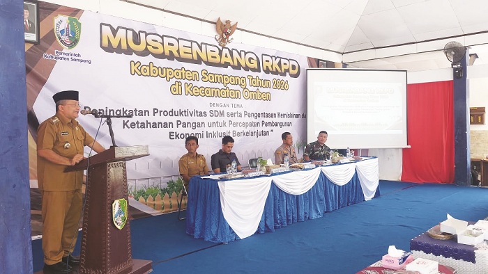 SERIUS: Pj Bupati Sampang Rudi Arifiyanto (atas mimbar) menyampaikan sambutan dalam acara musrenbang di kantor Kecamatan Omben Senin (3/2). (JUNAIDI PONDIYANTO/JPRM)