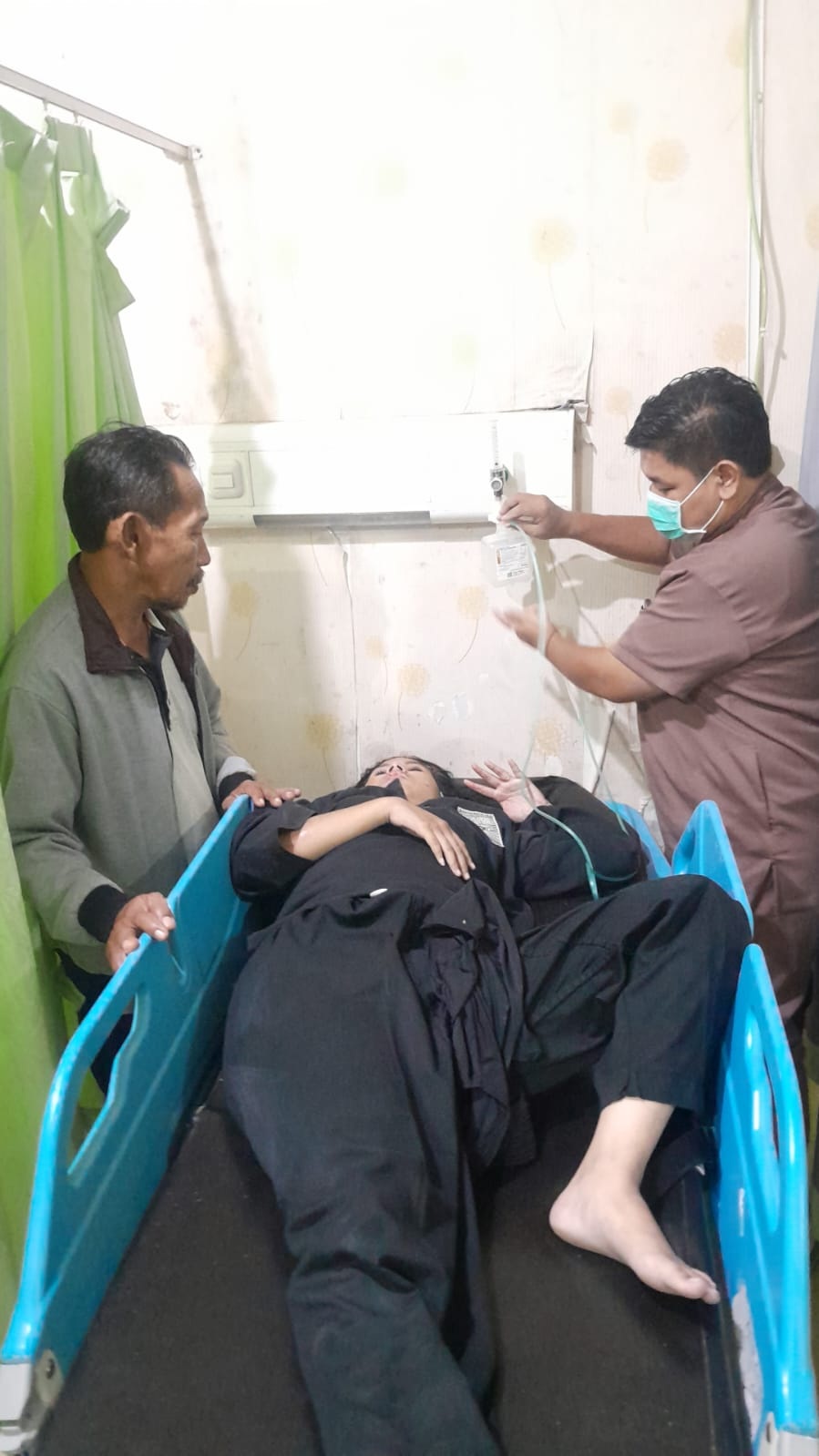 DIRAWAT: Diah Nur Laili dirawat di rumah sakit usai tertabrak peserta bali, Sabtu (1/2) malam. (PSHT PAMEKASAN UNTUK JPRM)