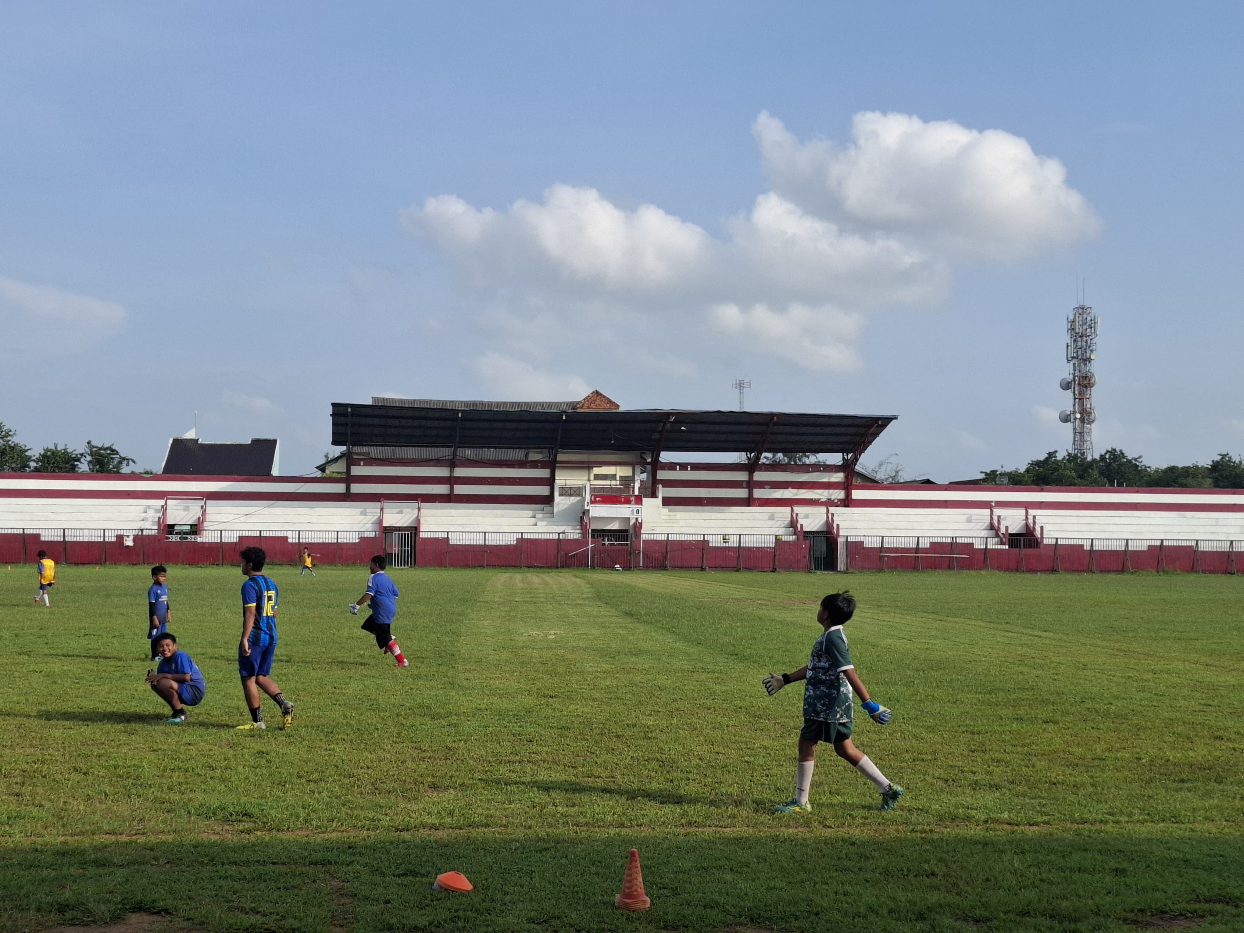 BUTUH PERAWATAN: Anak-anak sedang berlatih sepak bola di GOR A. Yani Sumenep Senin (3/2). (MOH. LATIF/JPRM)
