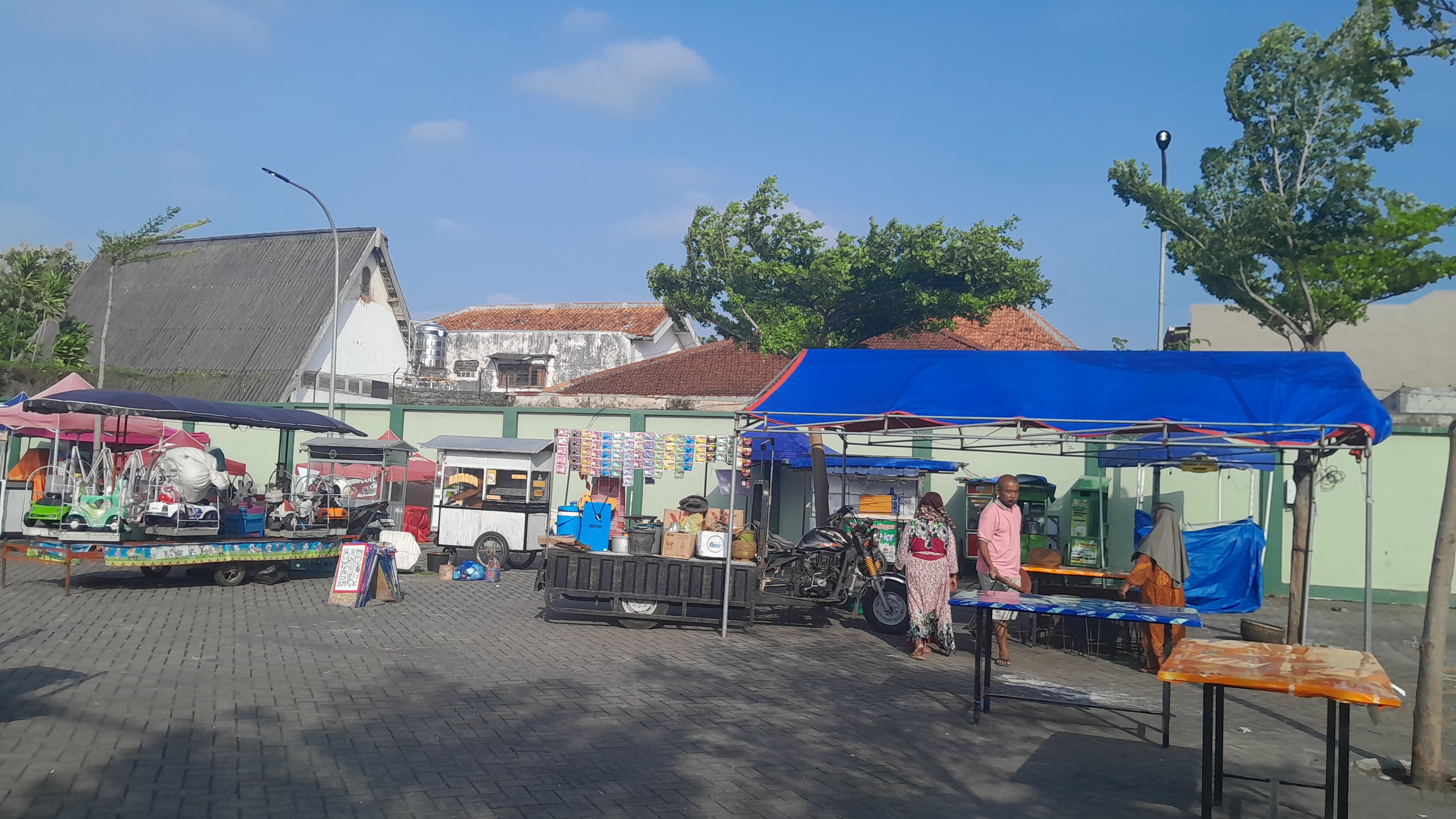 BERSIAP-SIAP: Para PKL menyiapkan barang dagangan untuk berjualan di sentra Food Colony, Jalan Kesehatan, Pamekasan, Senin (4/1). (M. KHOLIL RAMLI/JPRM)