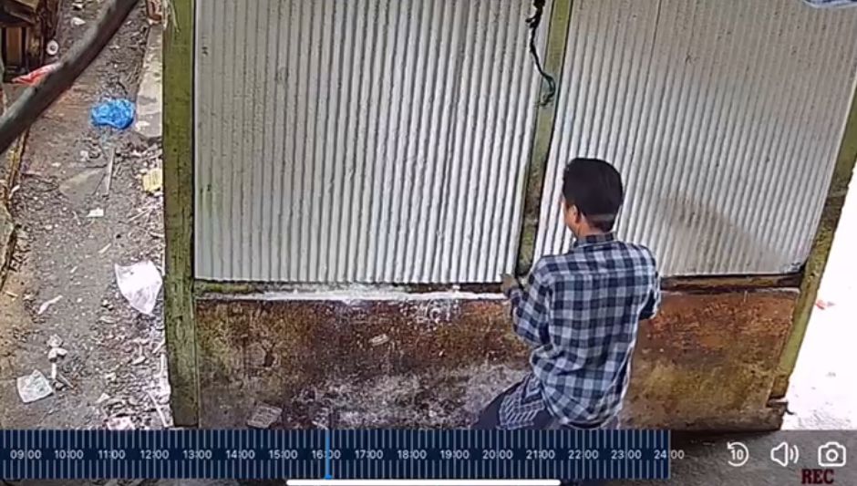 TEREKAM CCTV: MT membobol toko milik Jusuf di Desa Tanah Merah Dajah, Kecamatan Tanah Merah, Bangkalan, pada Sabtu (1/2). (TANGKAP LAYAR)