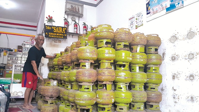 HABIS: Syaiful Ramadan, pemilik pangkalan LPG di Jalan Sersan Mesrul, Kelurahan Gladak Anyar, Pamekasan, menunjukkan tabung gas melon kosong Selasa (4/2). (M. KHOLIL RAMLI/JPRM)