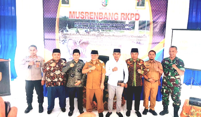 BERSINERGI: Pj Bupati Sampang Rudi Arifiyanto bersama anggota dewan dan jajaran Forkopimcam Karang Penang saat menghadiri musrenbang di kantor Kecamatan Karang Penang Senin (3/2).