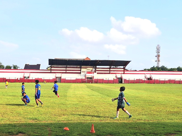 BUTUH PERAWATAN: Anak-anak sedang berlatih sepak bola di GOR A. Yani Sumenep Senin (3/2). (MOH. LATIF/JPRM)