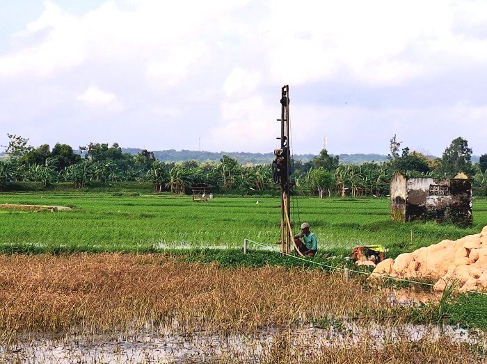 BERUSAHA: Petani sedang melakukan pengeboran di Desa Pangarangan, Kecamatan Kota Sumenep, Senin (3/2). (MOH. LATIF/JPRM)
