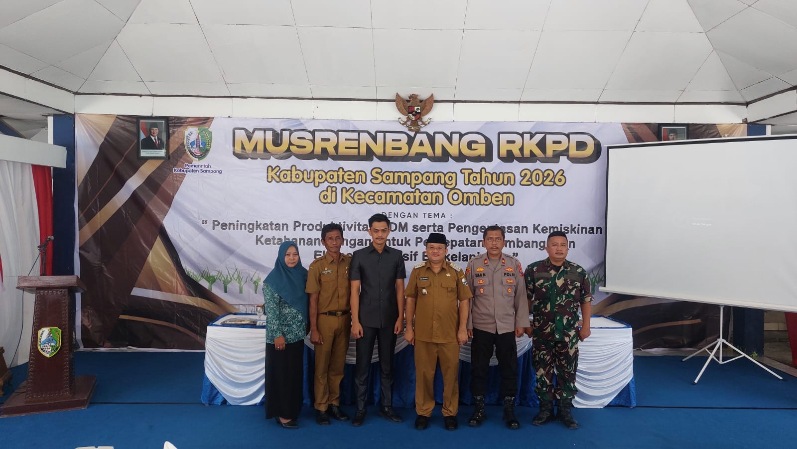 BERSEMANGAT: Pj Bupati Sampang Rudi Arifiyanto (tengah) bersama jajaran Forkopimca Omben, anggota DPRD Sampang dalam acara Musrembang di kantor Kecamatan Omben, Senin (3/2).