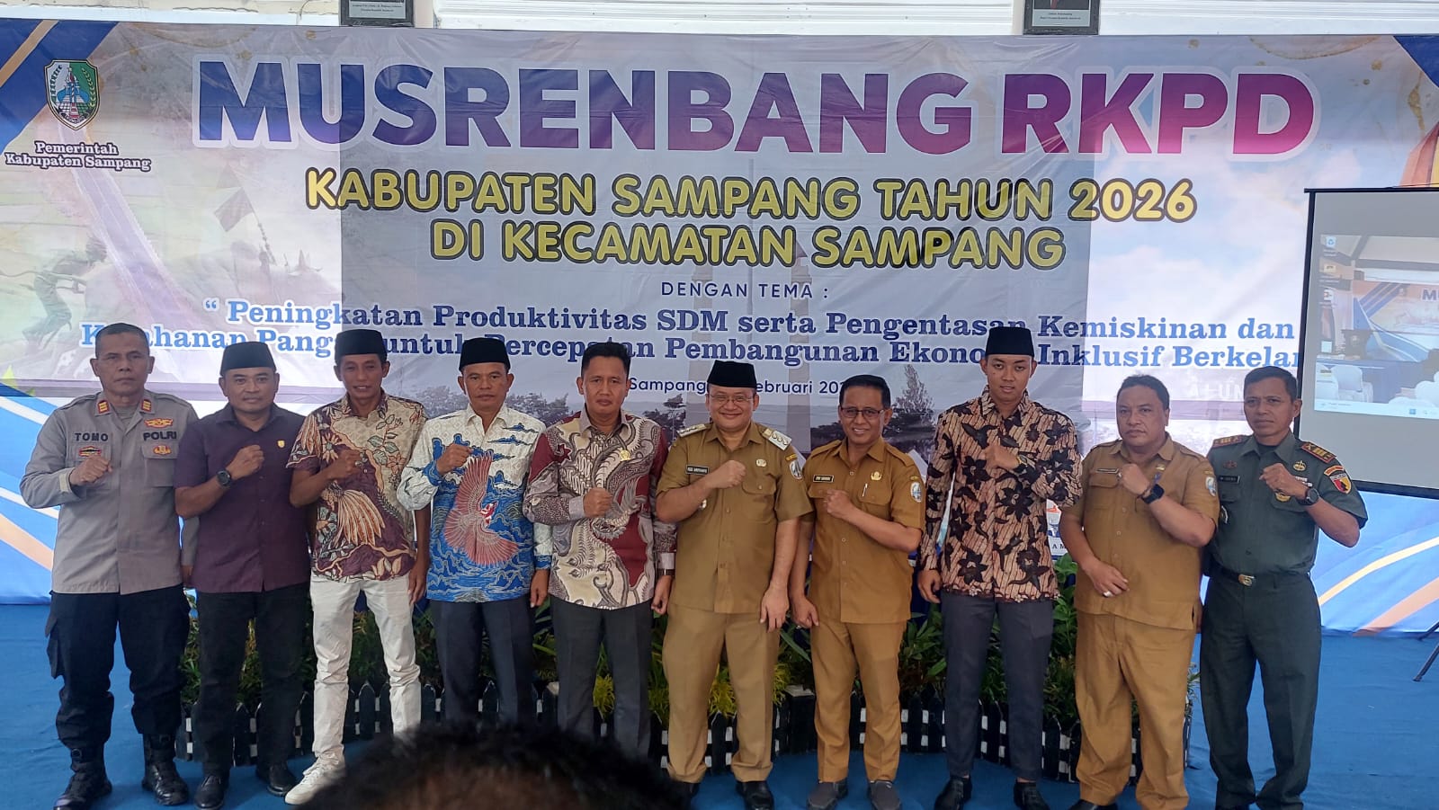 BERSINERGI: Pj Bupati Sampang Rudi Arifiyanto foto bersama jajaran Forkopimcam Sampang dan anggota DPRD Sampang dalam acara Musrembang di Kecamatan Sampang, Selasa (4/2)