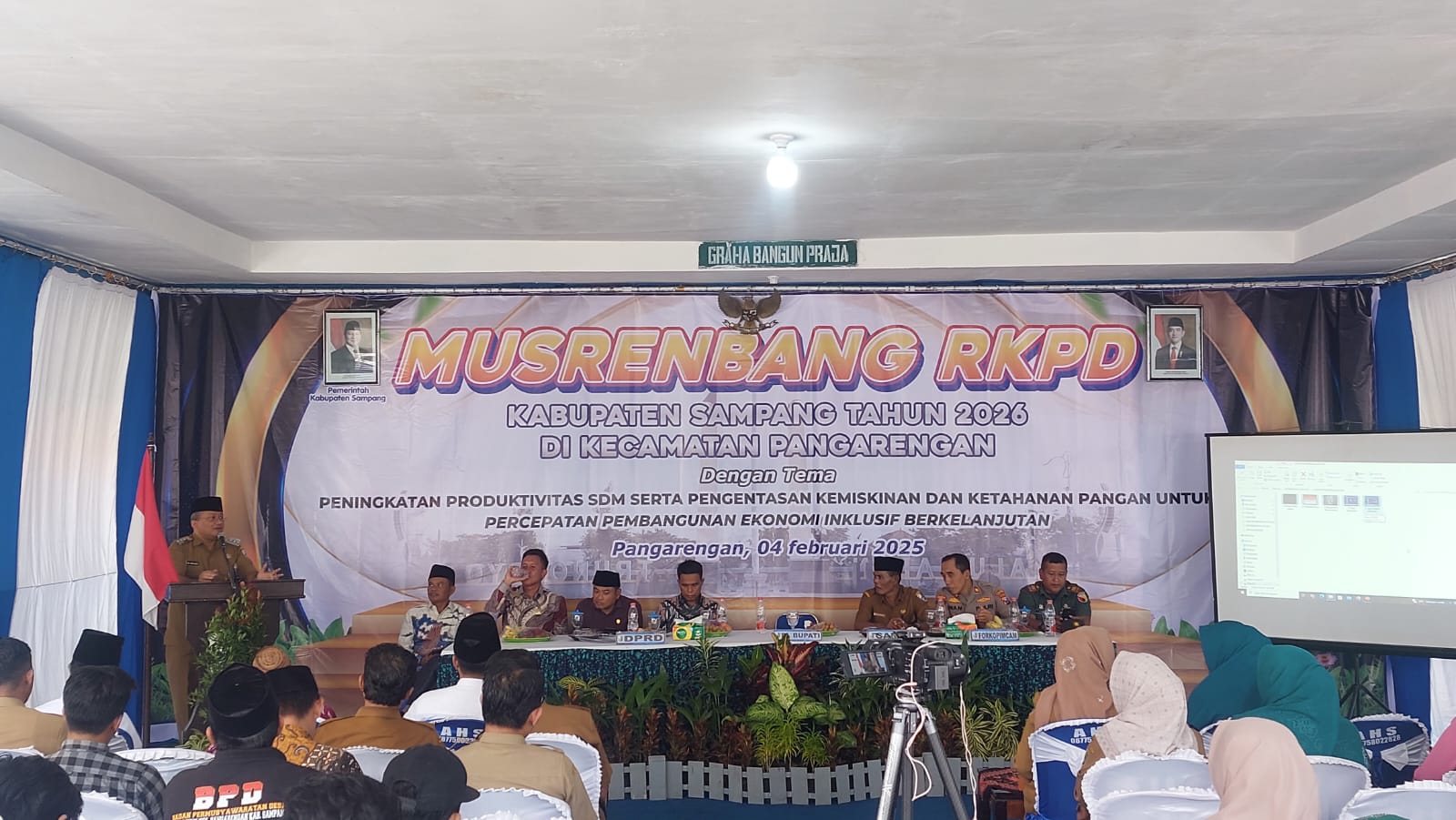 SAMBUTAN: Pj Bupati Sampang Rudi Arifiyanto saat membuka acara Musrembang di Kecamatan Pangarengan, Selasa (4/2).