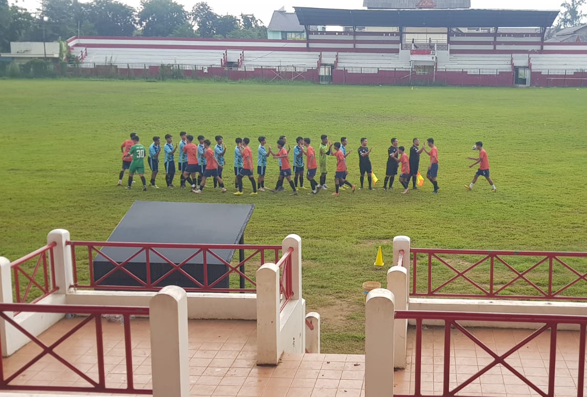 GELAR KOMPETISI: Klub sepak bola Armada Dasuk dan Gelora Batang-Batang bertanding dalam kompetisi U-13 di Stadion A. Yani Sumenep, Sabtu (28/12/2024). (PSSI SUMENEP UNTUK JPRM)