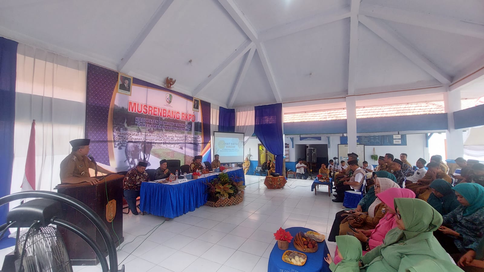 TERTIB: Pj Bupati Sampang Rudi Arifiyanto (atas mimbar) dalam acara Musrembang di Kecamatan Karang Penang, Senin (3/2).
