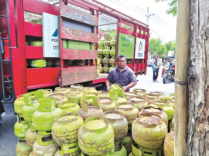 TERSEDIA: Petugas sedang menurunkan LPG 3 kg di Jalan Trunojoyo, Desa Kolor, Kecamatan Kota Sumenep, Selasa (4/2). (MOH. LATIF/JPRM)