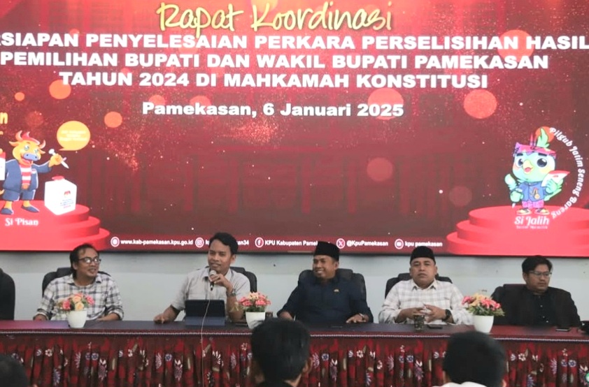 SERIUS: Ketua Divisi Hukum dan Pengawasan KPU Pamekasan Hanafi memberikan arahan di rakor persiapan penyelesaian perkara PHP bupati dan wakil bupati Pamekasan, Senin (6/1). (KPU PAMEKASAN UNTUK JPRM)