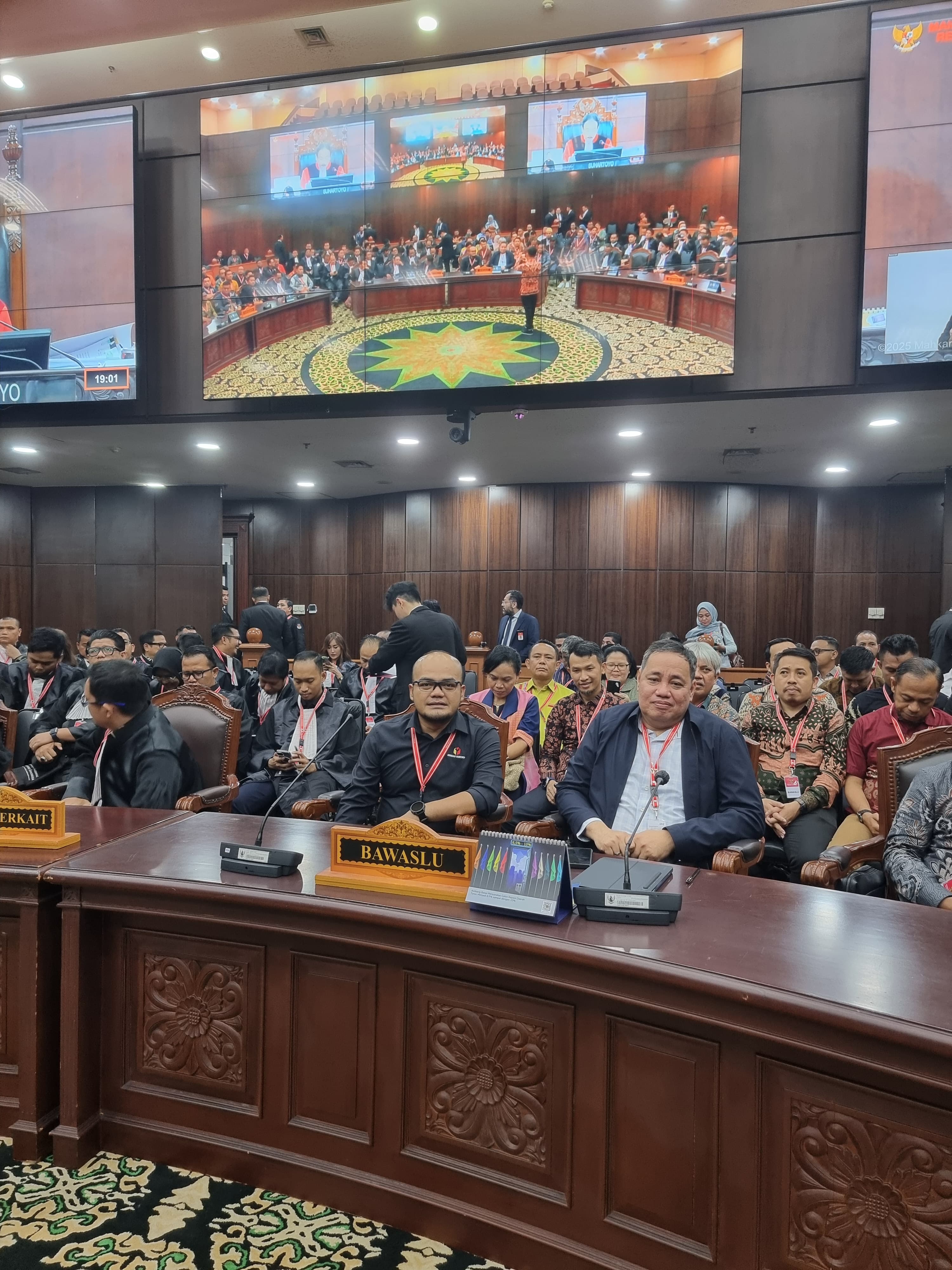 PANTAU LANGSUNG: Divisi Hukum dan Penyelesaian Sengketa Bawaslu Sumenep, Moh. Rusydi Zain Z.A saat menghadiri sidang Dissmisal di MK.