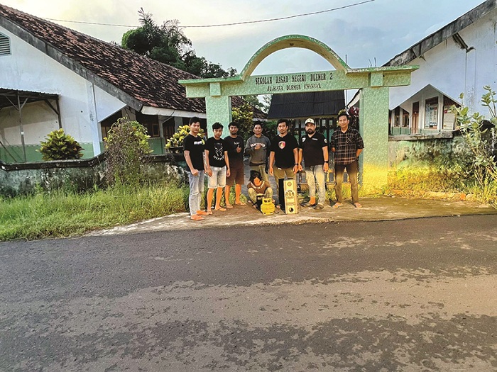 PASRAH: Anggota Unit Resmob Satreskrim Polres Bangkalan saat mengamankan tersangka kasus curat Rabu (5/2). (ISTIMEWA)
