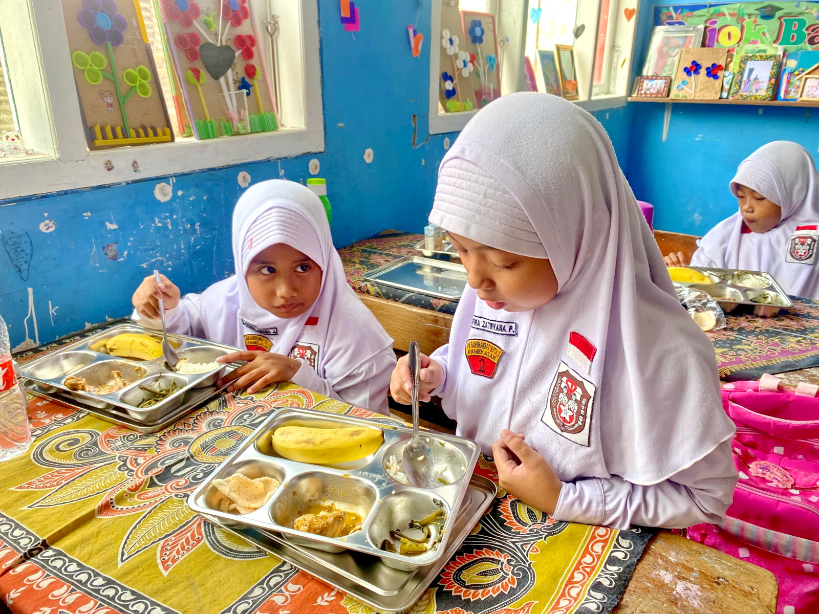 LIBATKAN PEMERINTAH DESA: Murid SDN Barurambat Kota 1 saat mencicipi makanan dalam program MBG pada Senin (13/1). (DOKUMEN JPRM)