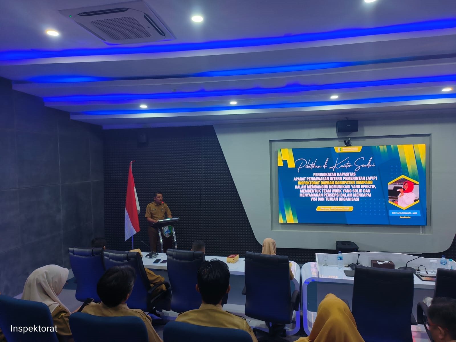 PENUH SEMANGAT: Kepala Inspektorat Sampang Ariwibowo Sulistyo menyampaikan sambutan pada kegiatan pelatihan peningkatan kapasitas APIP di ruang smart room pemkab, Senin (3/1). (INSPEKTORAT UNTUK JPRM)