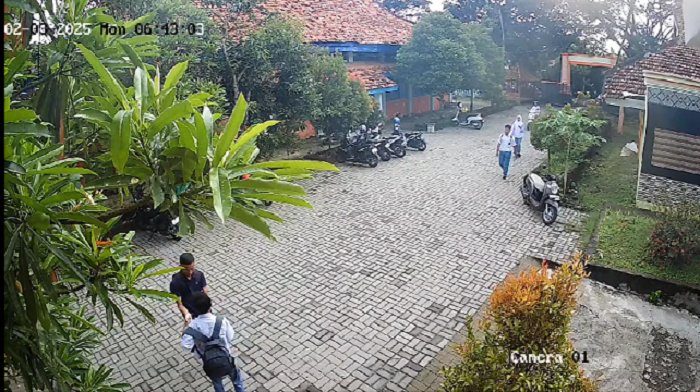 BURON: Wajah pelaku saat meminjam motor siswa (korban) terekam CCTV SMKN 1 Sampang, Senin (3/2). (TANGKAPAN LAYAR REKAMAN CCTV)