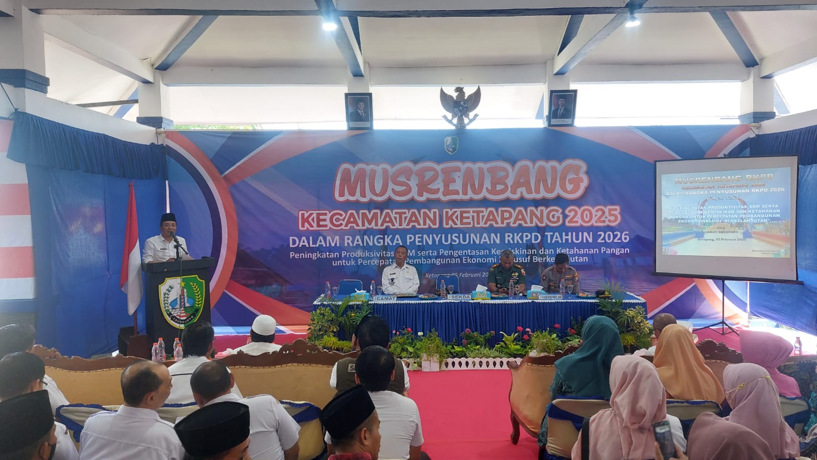 BERI SAMBUTAN: Sekkab Sampang Yuliadi Setiyawan membuka Musrenbang di Kecamatan Ketapang bersama Forkopimcam, perwakilan anggota dewan pada Rabu (5/2)