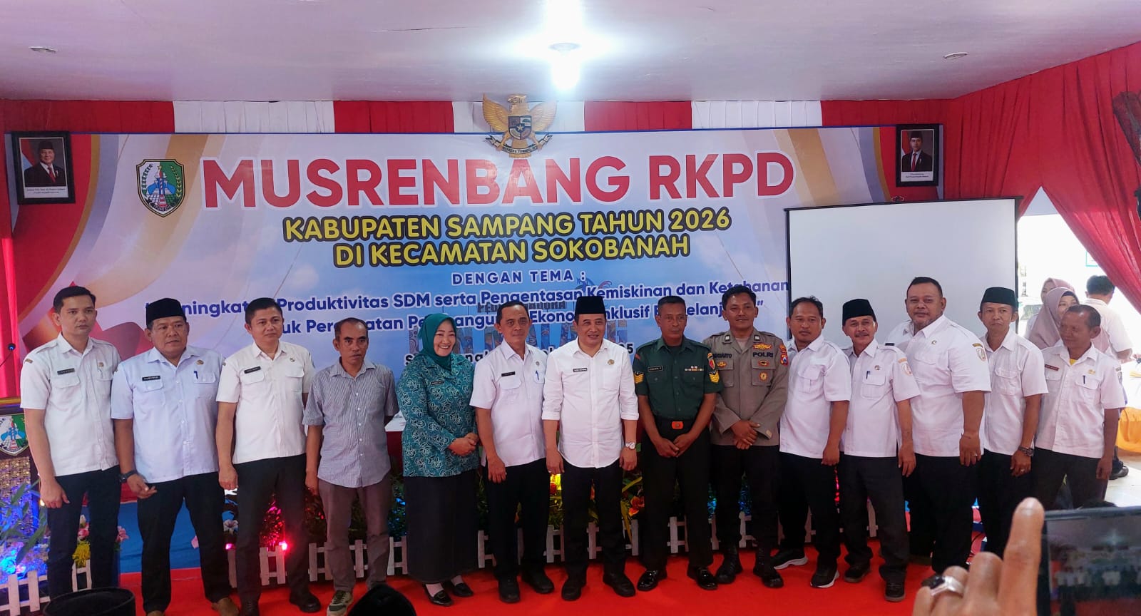 FOTO BERSAMA: Sekkab Sampang Yuliardi Setiyawan bersama Forkopimcam Sokobanah dan tokoh masyarakat usai pembahasan Musrenbang pada Rabu (5/2).