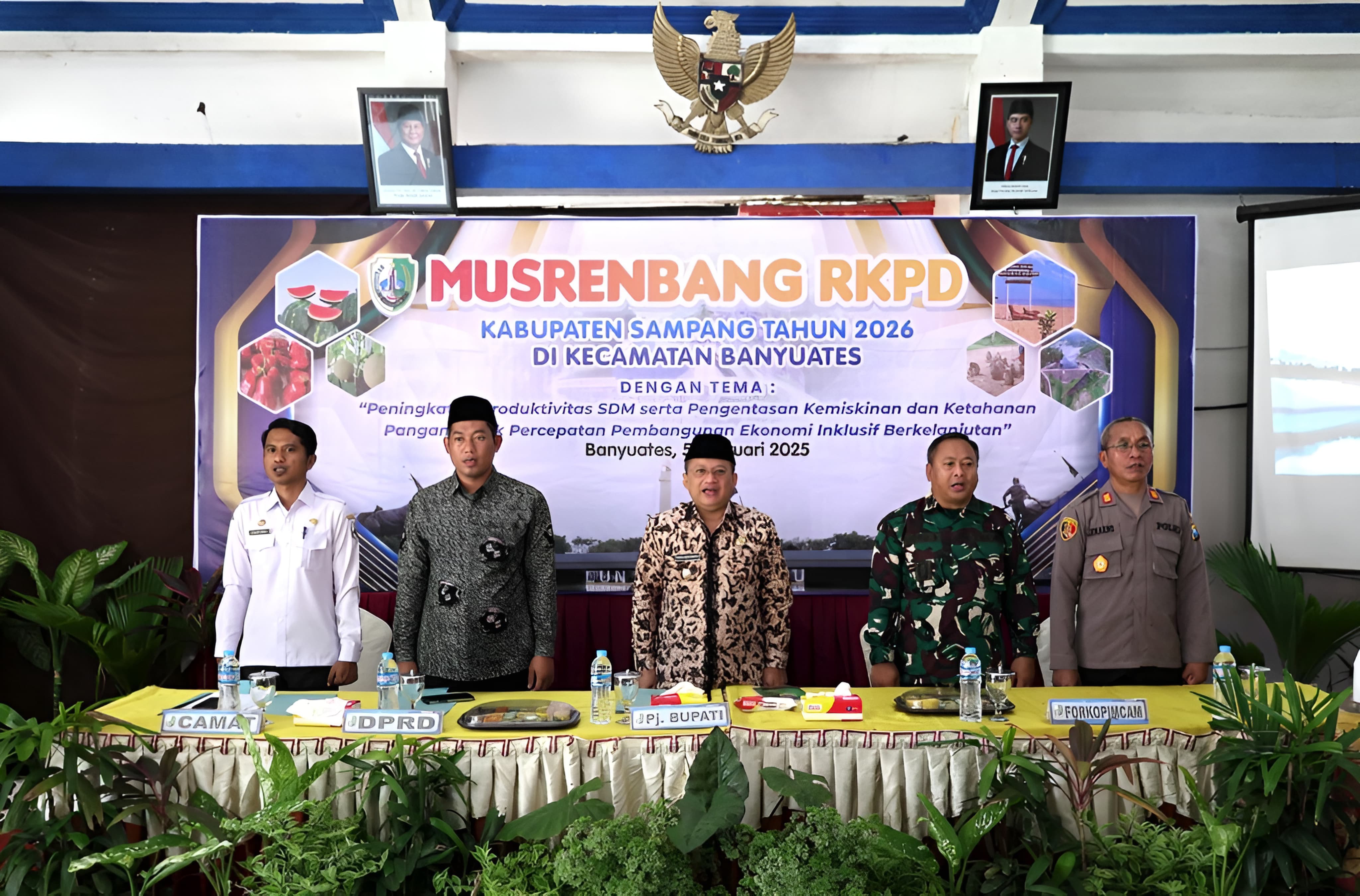 TURBA: Pj Bupati Sampang Rudi Arifiyanto bersama Forkopimcam Banyuates saat Musrenbang pada Rabu (5/2).