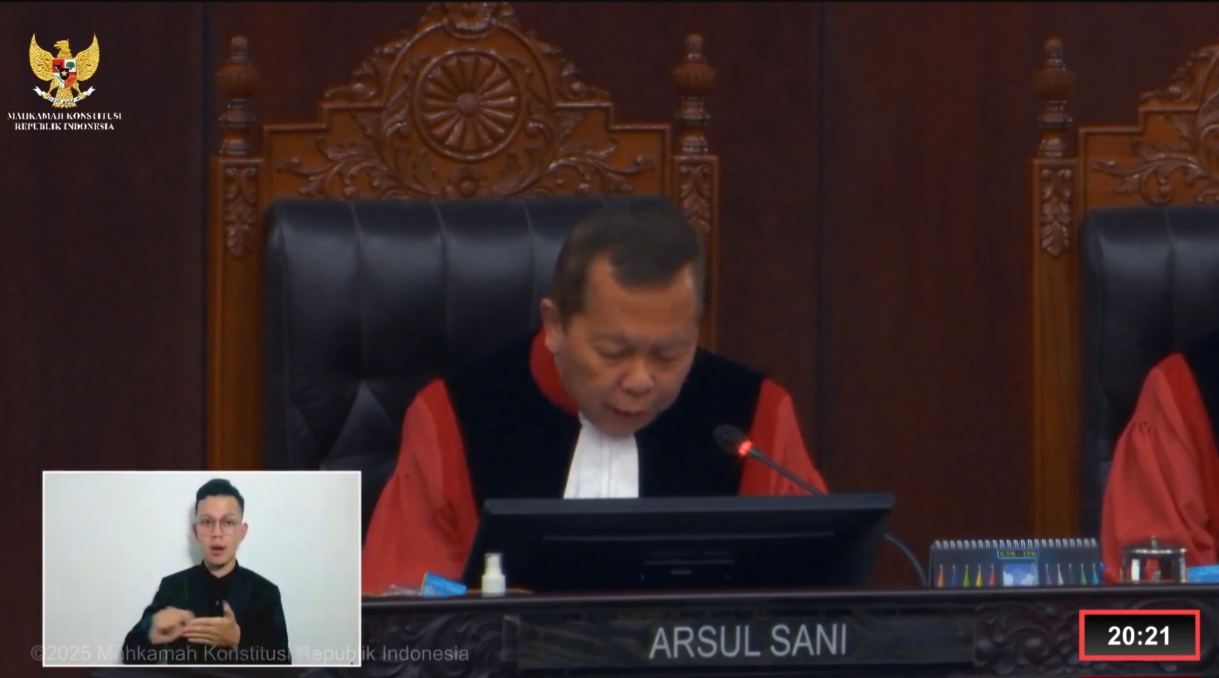 PUTUS: Hakim MK Arsul Sani saat memutuskan sengketa Pilkada Sampang pada Rabu (5/2).